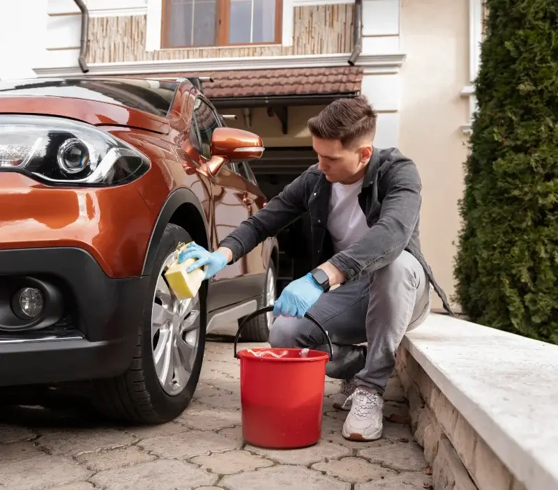 Lavage auto à domicile Verel-de-Montbel : professionnel intervenant sur un véhicule
